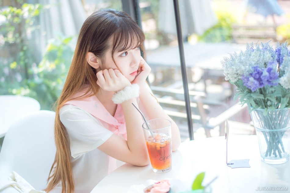 “只是没想到，时间过得这么快！连他最后一面都没能见到。”小乔叹了口气，这一转眼，从被吕布劫走到现在，已经快十年了，脑海中，周瑜长什么样，她都快要忘记了，想到这里，小乔也不由的有些怅然。